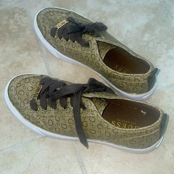 *GORGEOUS* Gold Guess Signature Womans Sneakers Size 7​ - Picture 2 of 13